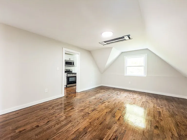 560 Howard Ave — Photo 43