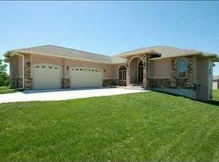 4004 140th St, Urbandale, IA 50323