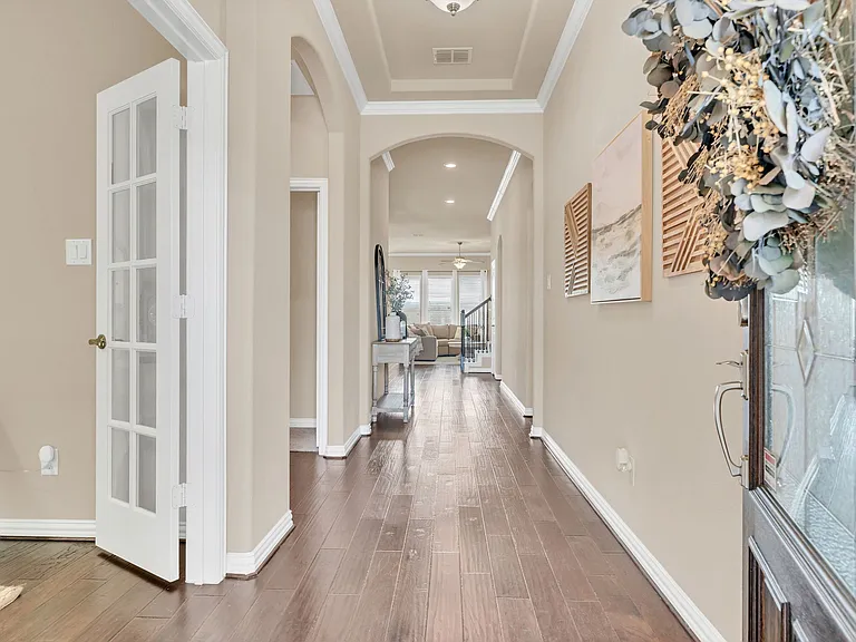 905 Avian Dr — Photo 2
