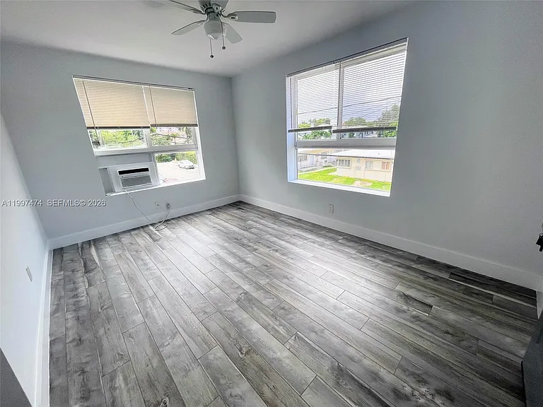 1036 SW 5th St #8 — Photo 2