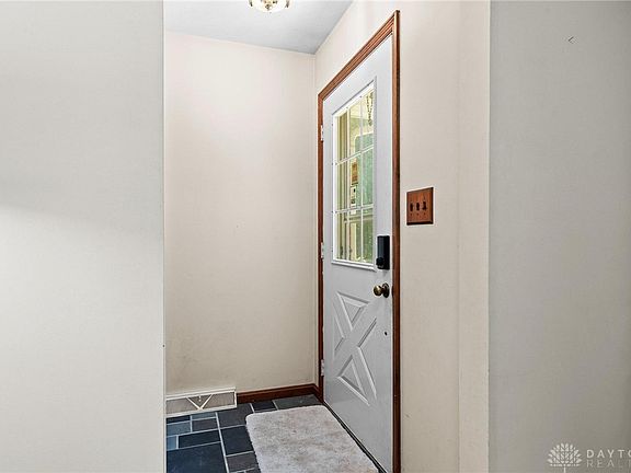 4th image of 40 Desales Ave