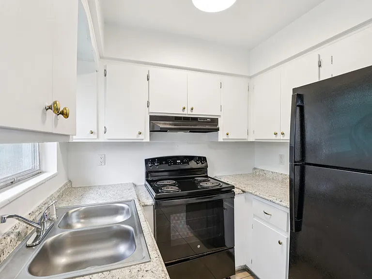 Parkcrest Apartments — Photo 10