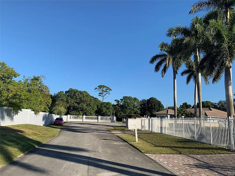 7625 SW 75th Ave — Photo 36