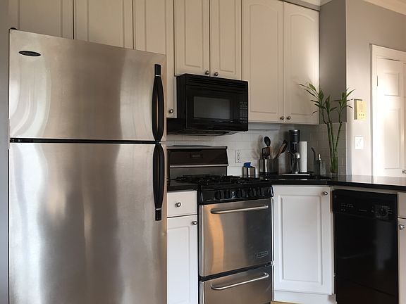 5th image of 815 Greenwich St APT 4D