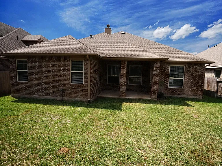 1067 Cedar Lake Ct — Photo 32