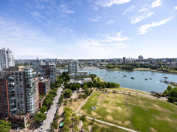 388 Drake St #2505, Vancouver, BC V6B 6A8