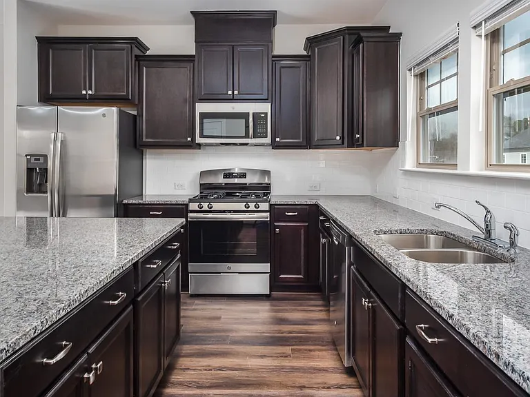 1010 Larabee Ln — Photo 9