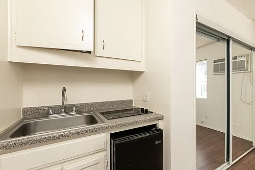 Wilshire Kenmore Towers Photo 1