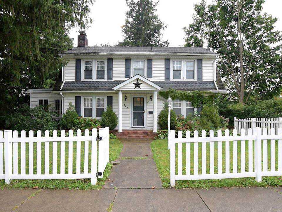 1st image of 202 E Union St