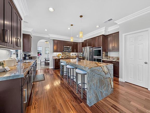 3rd image of 1477 Edgehill Dr