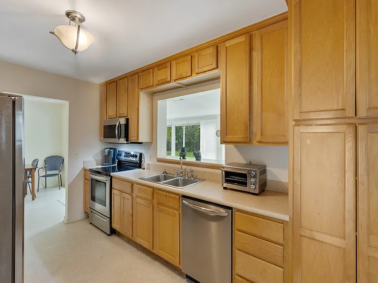 712 Iris Ln — Photo 12