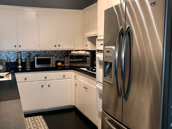 Large fridge with filtered water dispenser and auto ice maker!