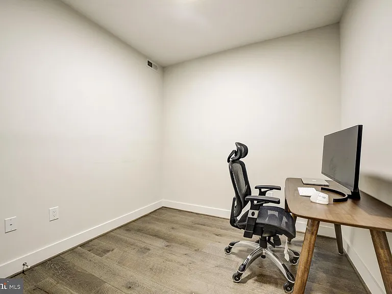 2337 Champlain St NW #104 — Photo 14