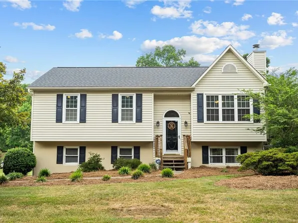 3540 Robinwest Dr, Pfafftown, NC 27040