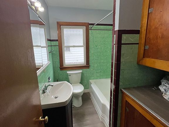 3rd image of 1030 N Macarthur Blvd