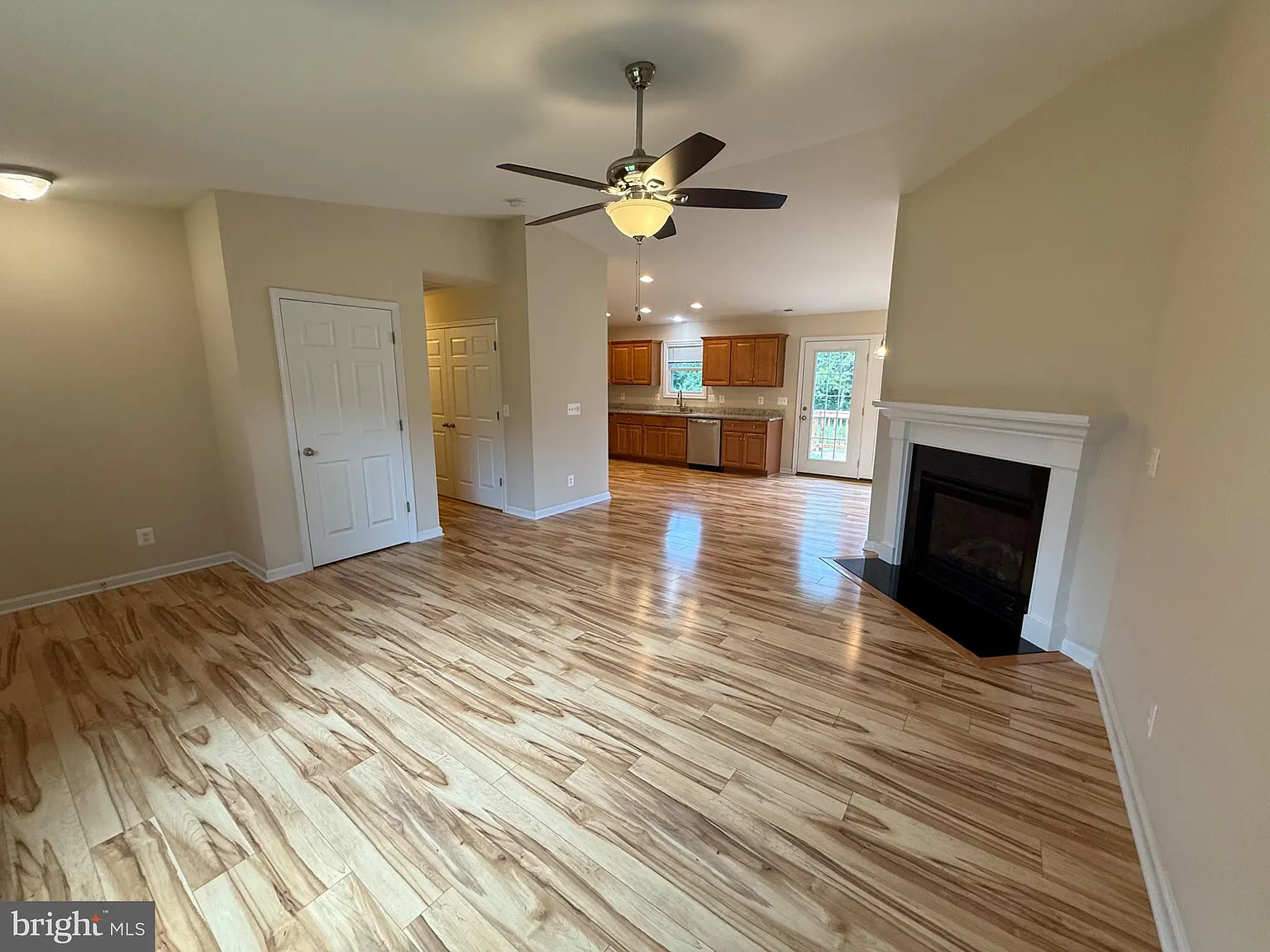3 bed, 2.0 bath, 1288 sqft, $2,200 — Photo 3