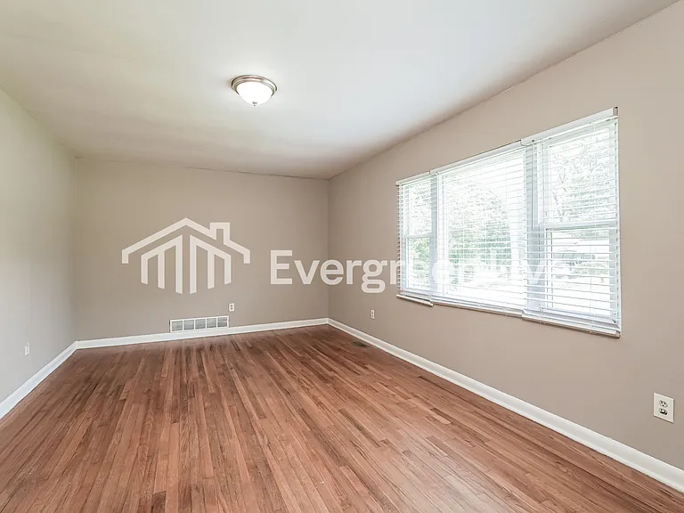 323 Marshall St — Photo 8