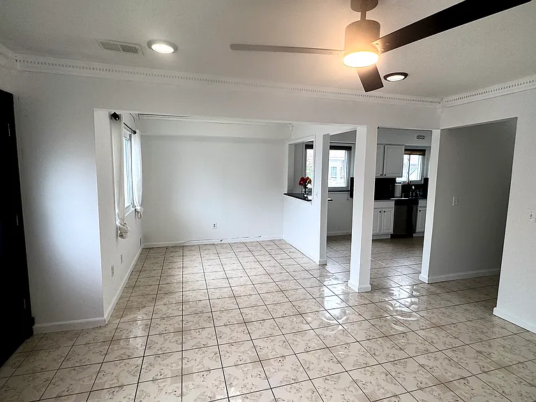 49 Country Dr W — Photo 5