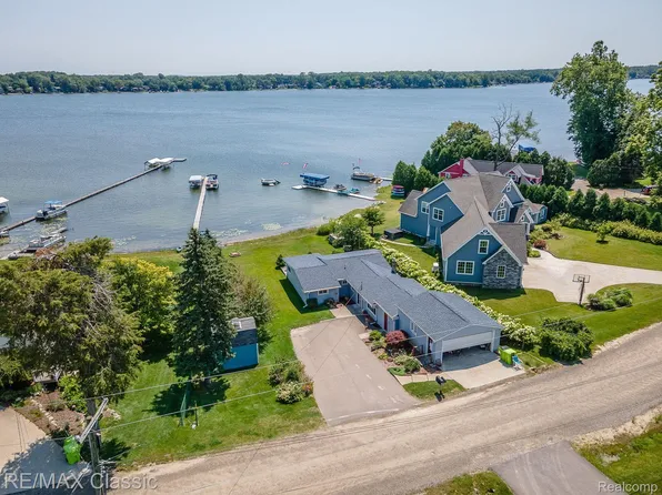 11577 N Shore Dr, Whitmore Lake, MI 48189