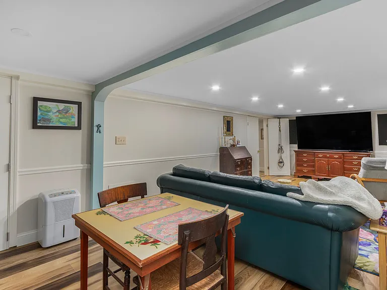 141 Coggeshall Ave — Photo 35