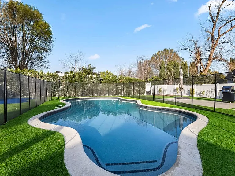 5827 Jumilla Ave — Photo 47