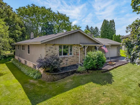 2313 Ramshead Ct S, Waukesha, WI 53188