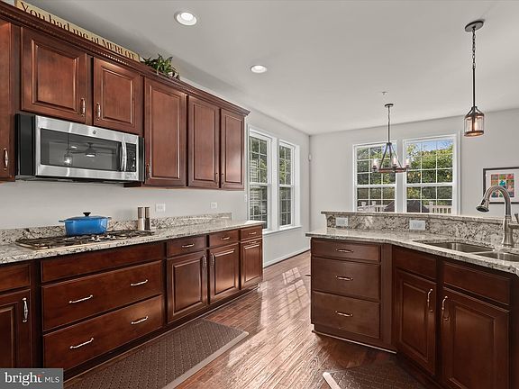 5th image of 121 Merlot St