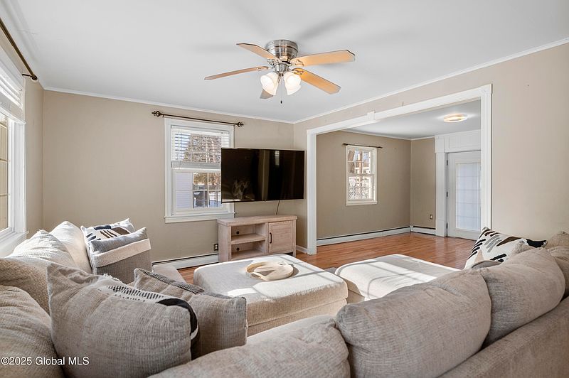 5th image of 1048 Helen Street