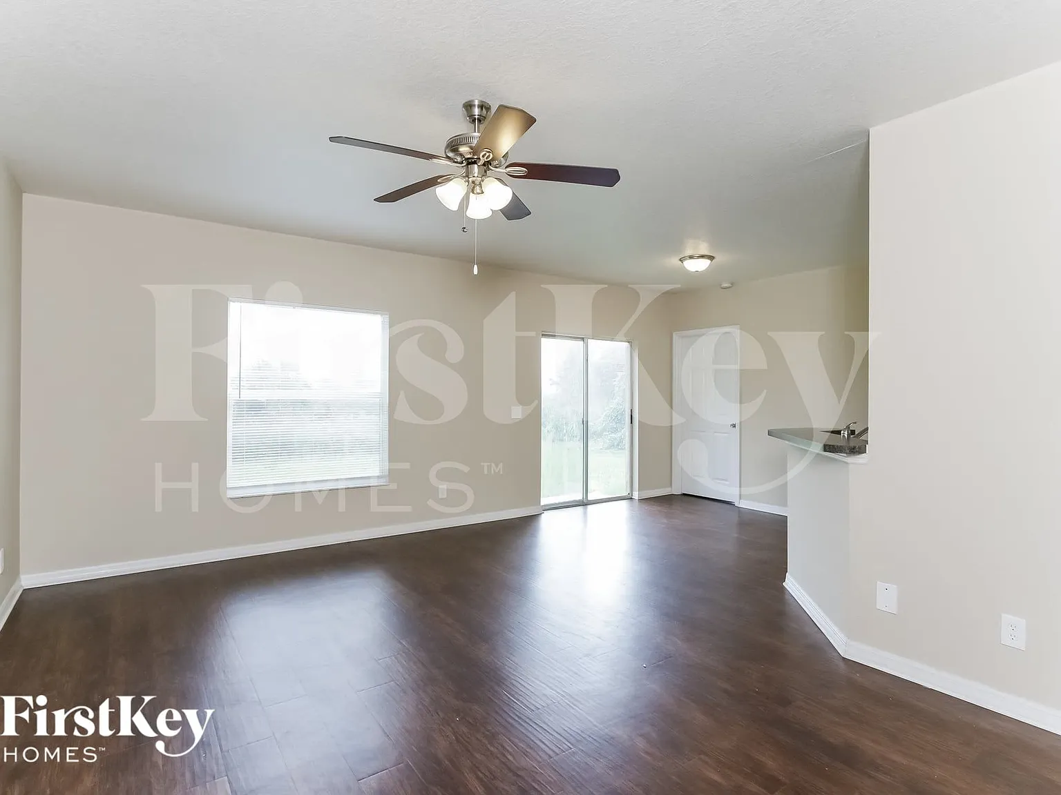 4 bed, 2.0 bath, 1400 sqft, $1,450 — Photo 3