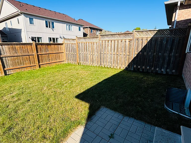 676 Baldwin Cres — Photo 22