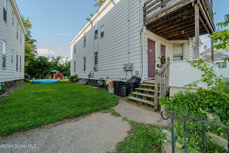 3rd image of 1059-1061 Pearl Street