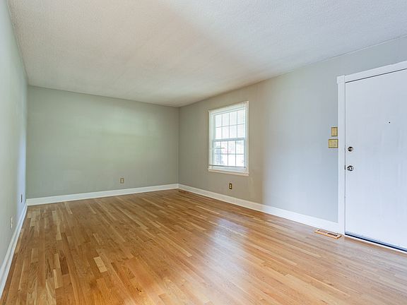 5th image of 101 Glenrose Cir