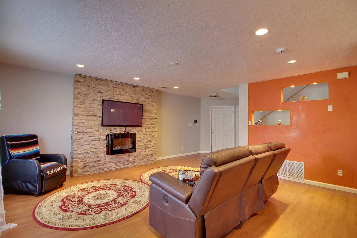 3 bed, 2.0 bath, 1593 sqft, $3,935 — Photo 2