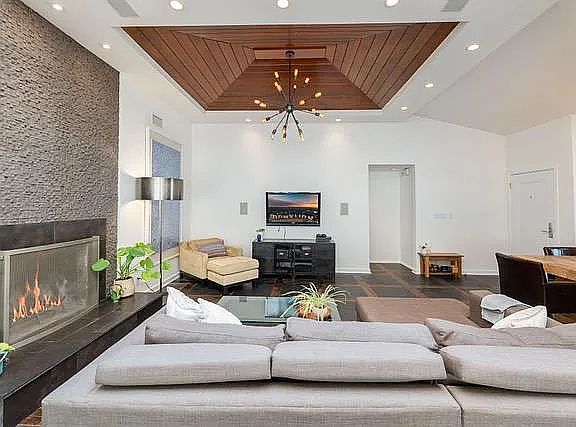5th image of 8753 Wonderland Ave