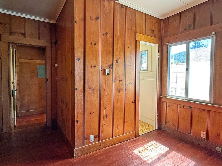 104 S Oak St — Photo 6