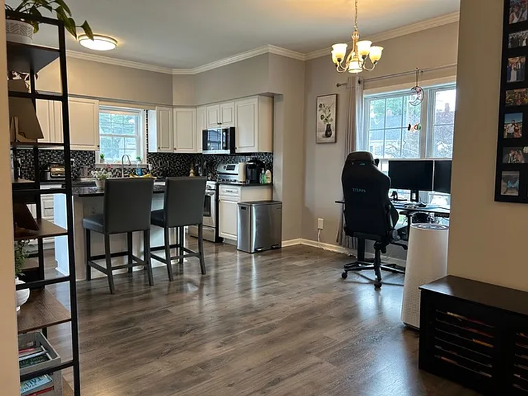 402 Gloucester Ave — Photo 3