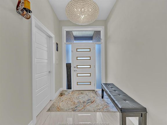 4th image of 157 Townsview St