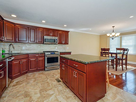 4th image of 701 Willow Pond Dr