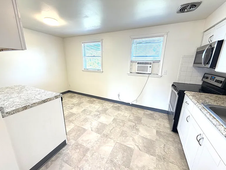 550 Elm St #A — Photo 6