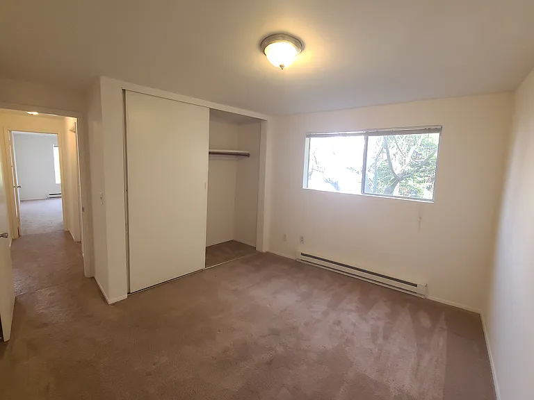 Mont Clare Apartments — Photo 11