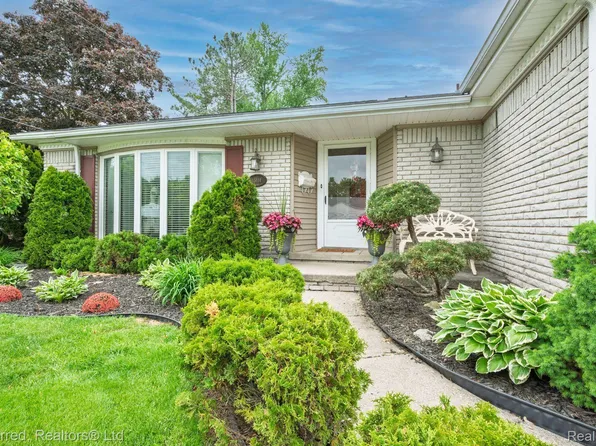 15114 Maplewood Ln, Plymouth, MI 48170