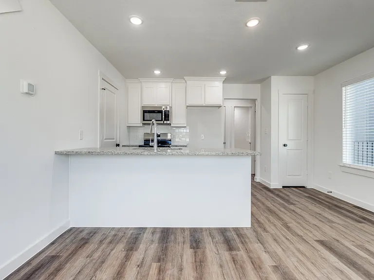 1035 Ray Dr — Photo 4