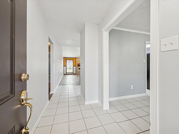 5th image of 320 Creek Bend Dr