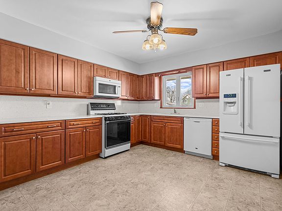 5th image of 29 W Oak St