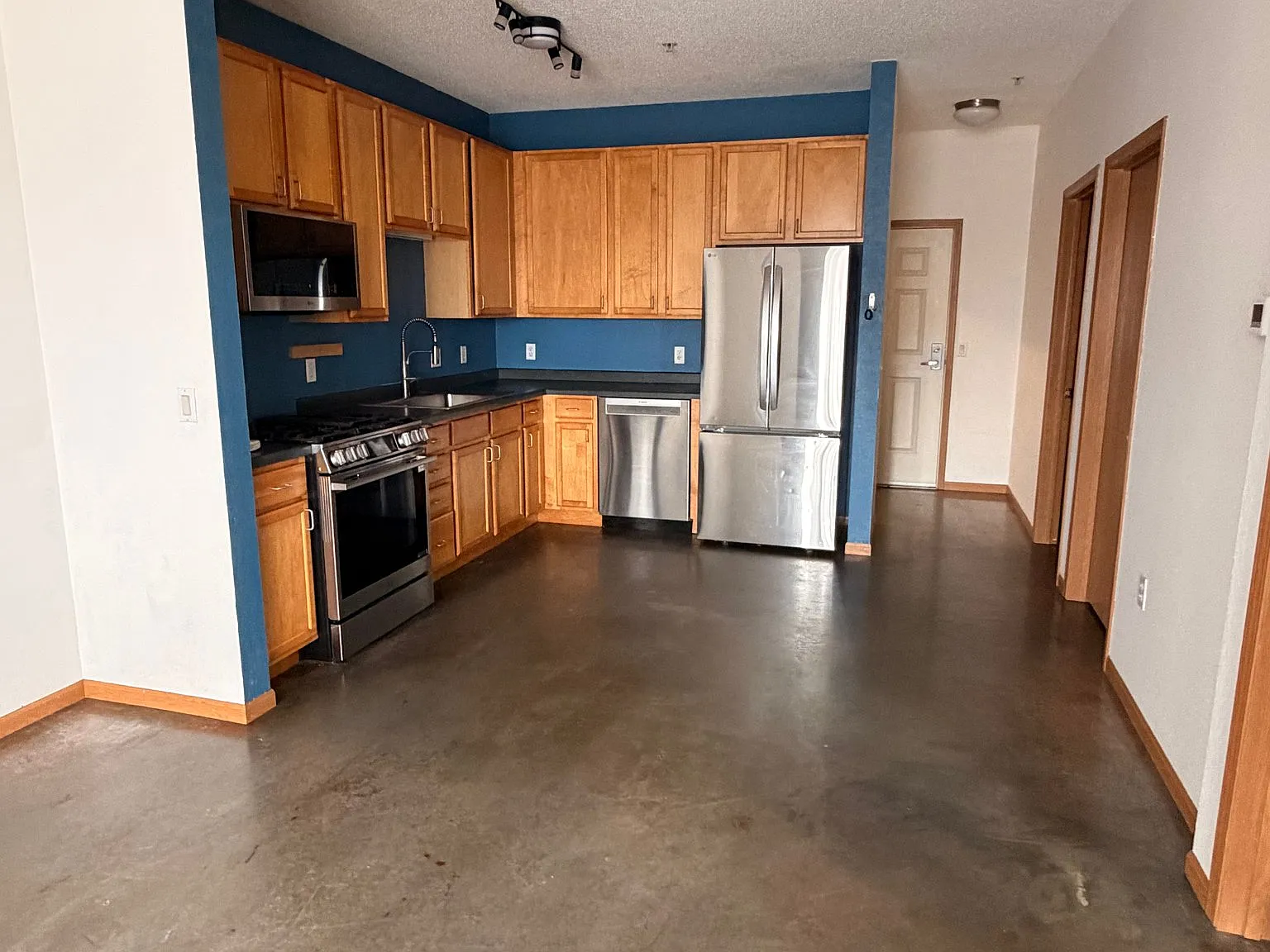 1BR + Den in quite, convenient, and secure condo building — Photo 3