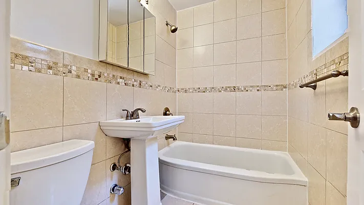 Sold by Bizzarro Agency | media 8