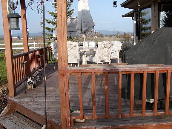 Large bbq & entertaining deck!