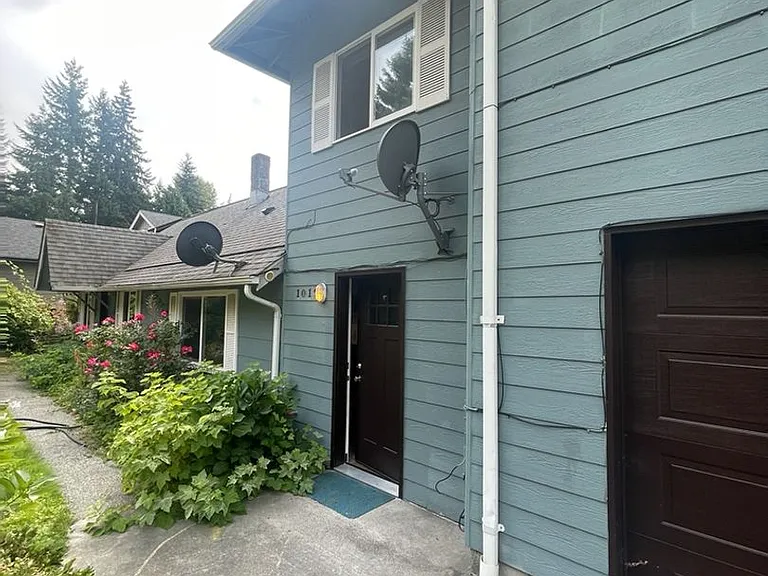 1017 Yew St — Photo 12