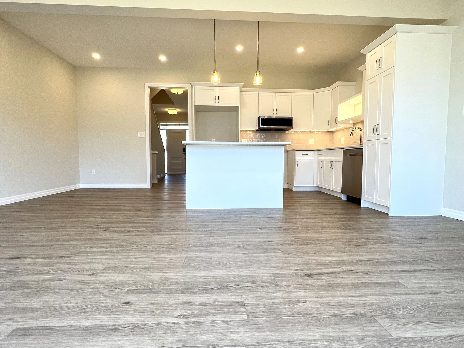 4 bed, $2,450 — Photo 3