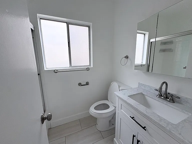 942 S Burlington Ave #5 — Photo 6
